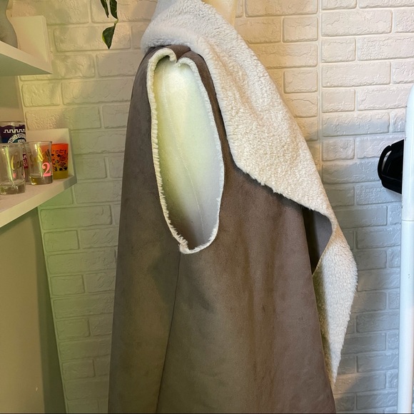 Vest - Picture 2 of 7